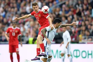 Nga (trái) không khó để giành trọn 3 điểm trước New Zealand.