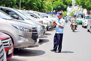 Mức thu phí đỗ ô tô dưới lòng đường ở TPHCM hiện quá thấp khiến ngân sách thất thu và làm gia tăng ùn tắc giao thông. Ảnh: KIỀU PHONG