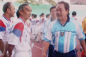 Tư Lê (giữa) cùng các cựu cầu thủ Nguyễn Văn Thòn (bìa trái) và Võ Thành Sơn trong một lần hội ngộ. Ảnh: Quốc Cường