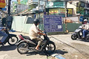 Việc thi công hệ thống thoát nước ì ạch khiến tình trạng ngập nước ngày càng nặng hơn (Ảnh: Công trình cống thoát nước trên đường Mai Xuân Thưởng, quận 6)