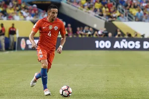 Isla chơi tốt trong màu áo tuyển Chile