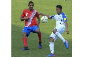 Costa Rica (trái) và Honduras sẽ có cơ hội đối đầu nhau.