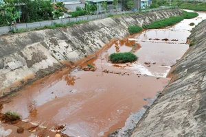 Kênh Ba Bò qua TPHCM đoạn giáp tỉnh Bình Dương. Ảnh: CAO THĂNG