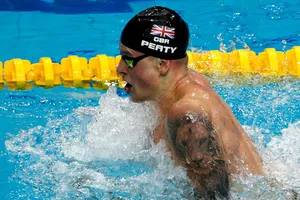 Adam Peaty trên đường đua xanh.