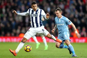 West Brom (trái) nhiều khả năng sẽ có chiến thắng trước Stoke.