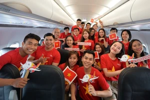 Mừng tết độc lập, khách Vietjet được nhận quà và cùng hát acapella