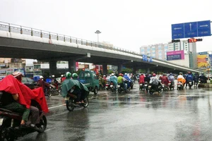  Ùn tắc giao thông thường xuyên diễn ra dưới cầu vượt Hàng Xanh trong khi trên cầu lại rất ít xe lưu thông