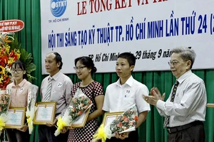 Ban tổ chức hội thi trao thưởng cho các tác giả đoạt giải. Ảnh: K.ANH