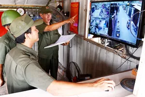 Đội dân phòng phường Tân Hưng, quận 7 phân tích camera an ninh trên địa bàn để phòng chống tội phạm. Ảnh: VIỆT DŨNG