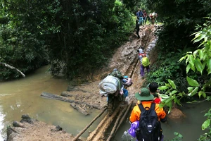 Địa hình di chuyển trong cung trekking Tà Năng – Phan Dũng thường đi qua nhiều suối khá nguy hiểm vào mùa mưa. Ảnh: VÕ THẮM