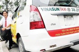 Taxi truyền thống dán biểu ngữ phản đối taxi công nghệ gây chú ý dư luận những ngày qua