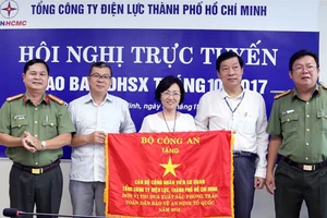 EVNHCMC nhận cờ thi đua xuất sắc phong trào toàn dân bảo vệ an ninh Tổ quốc