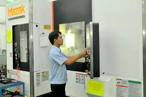 Sản xuất sản phẩm cơ khí chính xác cao trên máy cơ khí hiện đại tại một đơn vị. Ảnh: CAO THĂNG