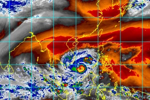 Bão số 16 đang di chuyển lệch về phía Nam