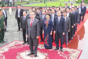Đoàn lãnh đạo cấp cao TPHCM tại Đài tưởng niệm quân tình nguyện Việt Nam tạiThủ đô Phnom Penh, Campuchia. Ảnh: KIỀU PHONG