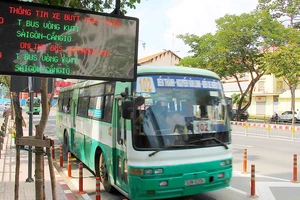 Bảng điện tử lắp đặt trên các tuyến đường giúp người dân cập nhật thông tin nhanh, chính xác