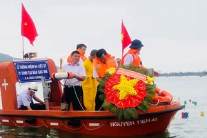 Cựu binh Trường Sa thả vòng hoa tưởng niệm 64 đồng đội nằm lại ở Gạc Ma