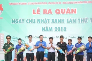 Bí thư thứ nhất Trung ương Đoàn Lê Quốc Phong và Bí thư Quận ủy Thủ Đức Nguyễn Mạnh Cường tặng hoa cho các đội hình tình nguyện tham gia ngày Chủ nhật xanh. Nguồn: doanthanhnien.vn