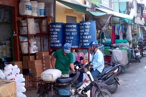 Nhiều cửa hàng kinh doanh hóa chất tập trung tại khu vực gần chợ Kim Biên (Quận 5, TPHCM). Ảnh: VGP