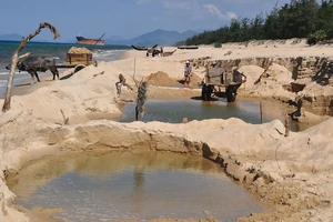 Nhiều ngôi làng ở miền Trung đang chìm dần - Bài 3: Cần đồng thuận chống sạt lở 