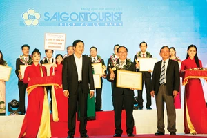 Đại diện Công ty Dịch vụ lữ hành Saigontourist nhận giải thưởng tại Ngày hội Du lịch TPHCM 2018