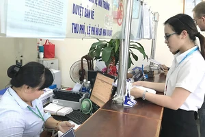 Người dân làm thủ tục hành chính tại UBND huyện Nhà Bè