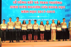 Trao thưởng 31 đề tài nghiên cứu khoa học xuất sắc 