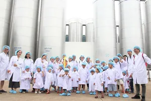 Vui hè 2018, bé khám phá siêu nhà máy sữa của Vinamilk