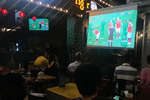 Quá nửa đêm mà quán xá mùa World Cup vẫn đông đúc, rôm rả. Ảnh: DŨNG PHƯƠNG