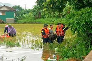 Những người lính cứu nạn cứu hộ trong lũ dữ