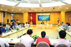 Các trọng tài viên, chuyên gia tham dự một buổi hội thảo chuyên ngành