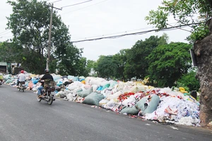 Rác công nghiệp chiếm bãi trung chuyển rác