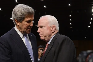 Ông John McCain (phải) và ông John Kerry, những người có ảnh hưởng lớn đến tiến trình bình thường hóa quan hệ Mỹ - Việt