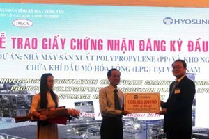 Trao giấy chứng nhận đăng ký đầu tư dự án 1,2 tỷ USD