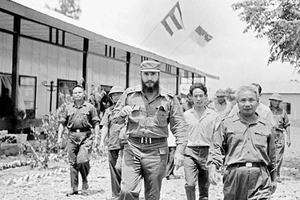 Lãnh tụ Cuba Fidel Castro thăm UBND cách mạng tỉnh Quảng Trị năm 1973. Ảnh: TTXVN