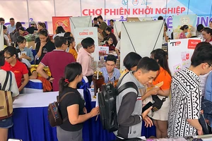 Các gian hàng chen chúc nhau trong Chợ phiên khởi nghiệp Ảnh. T.BA