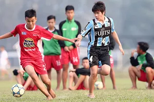 Cầu thủ Học viện Nutifood (trái) đấu giao hữu với đội trẻ Kawasaki (Nhật Bản). Ảnh: ANH TRẦN