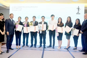 Ông Mark Billington, Giám đốc ICAEW khu vực Đông Nam Á (ngoài cùng bên phải) và ông Ed Vaizey, Đặc phái viên thương mại của Thủ tướng Anh tại Việt Nam, Lào, Campuchia (thứ 2 từ trái sang) trao chứng chỉ CFAB cho các học viên tại TPHCM