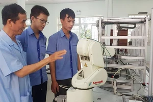 Giới thiệu robot cho học viên Khoa Điện - điện tử Trường Cao đẳng Lý Tự Trọng. Ảnh: Hoài Nam