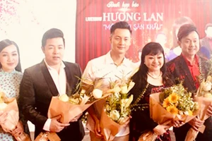 Ca sĩ Hương Lan (thứ hai, từ phải sang) và các nghệ sĩ hải ngoại khác sẽ được cấp phép biểu diễn có thời hạn. Ảnh: GIA BÌNH