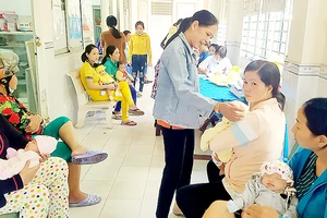 Nhiều gia đình ở Cần Thơ đưa con đi tiêm vaccine 5 trong 1 nhưng được thông báo đã hết vaccine