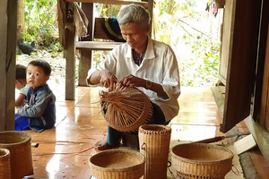 Sản phẩm của già Na làm ra rất kỳ công nhưng thu nhập lại quá thấp