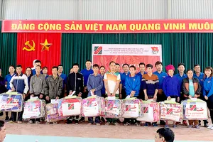Tặng nhà hộ nghèo vùng núi phía Bắc