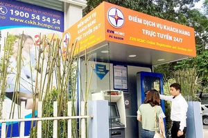 Người dân giao dịch tại điểm dịch vụ khách hàng trực tuyến 24/7