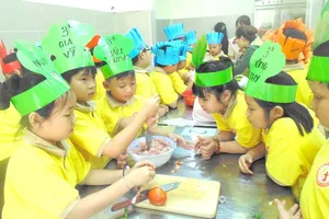 Học sinh tiểu học trải nghiệm một ngày làm đầu bếp
