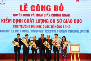 NGND.PGS.TS Hồ Thanh Phong – Hiệu trưởng ĐH HIU (giữa) tặng hoa cảm ơn đại diện Cục Quản lý chất lượng, TT KĐCLGD, Tập đoàn Giáo dục Nguyễn Hoàng đến tham dự sự kiện