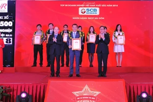 Ông Hoàng Minh Hoàn - Phó Tổng Giám đốc SCB nhận cúp và chứng nhận danh hiệu từ Ban tổ chức VNR500