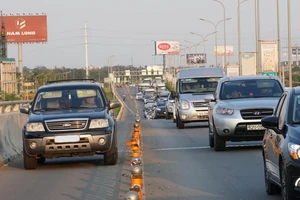 Ô tô đi vào làn đường xe máy trên đường dẫn cao tốc TPHCM - Long Thành. Ảnh: HOÀNG HÙNG