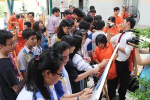 Các học viên giao lưu cùng học sinh Trường THCS-THPT Ngọc Viễn Đông
