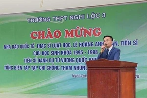 "Nhà báo quốc tế" Lê Hoàng Anh Tuấn về thăm trường cũ. Ảnh: Facebook